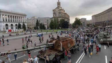 Ukrayna'nın ele geçirdiği Rus tankları Kiev'de sergileniyor