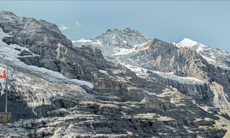 İsviçre Alplerindeki buzullar, 1931'den beri yarı yarıya eridi