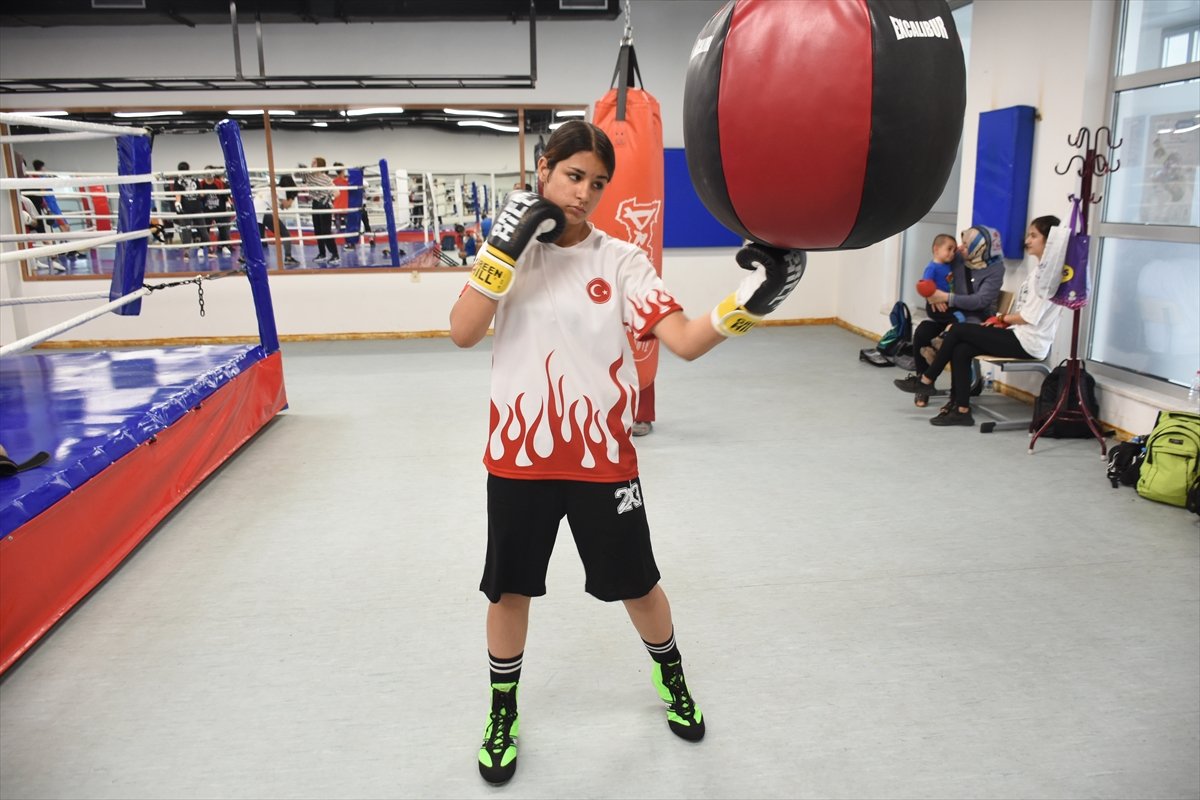 13 yaşındaki Ayla, 4 ay önce başladığı boksta Türkiye şampiyonu oldu #2