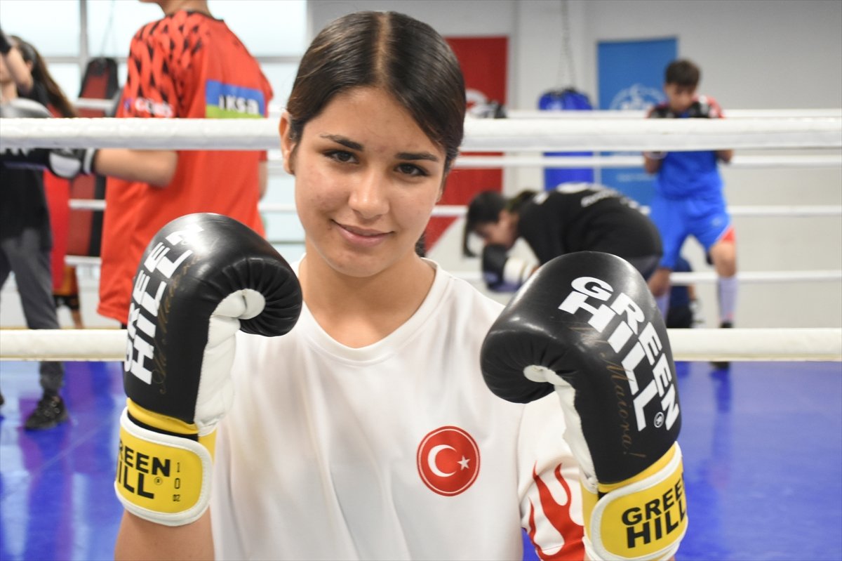 13 yaşındaki Ayla, 4 ay önce başladığı boksta Türkiye şampiyonu oldu #1