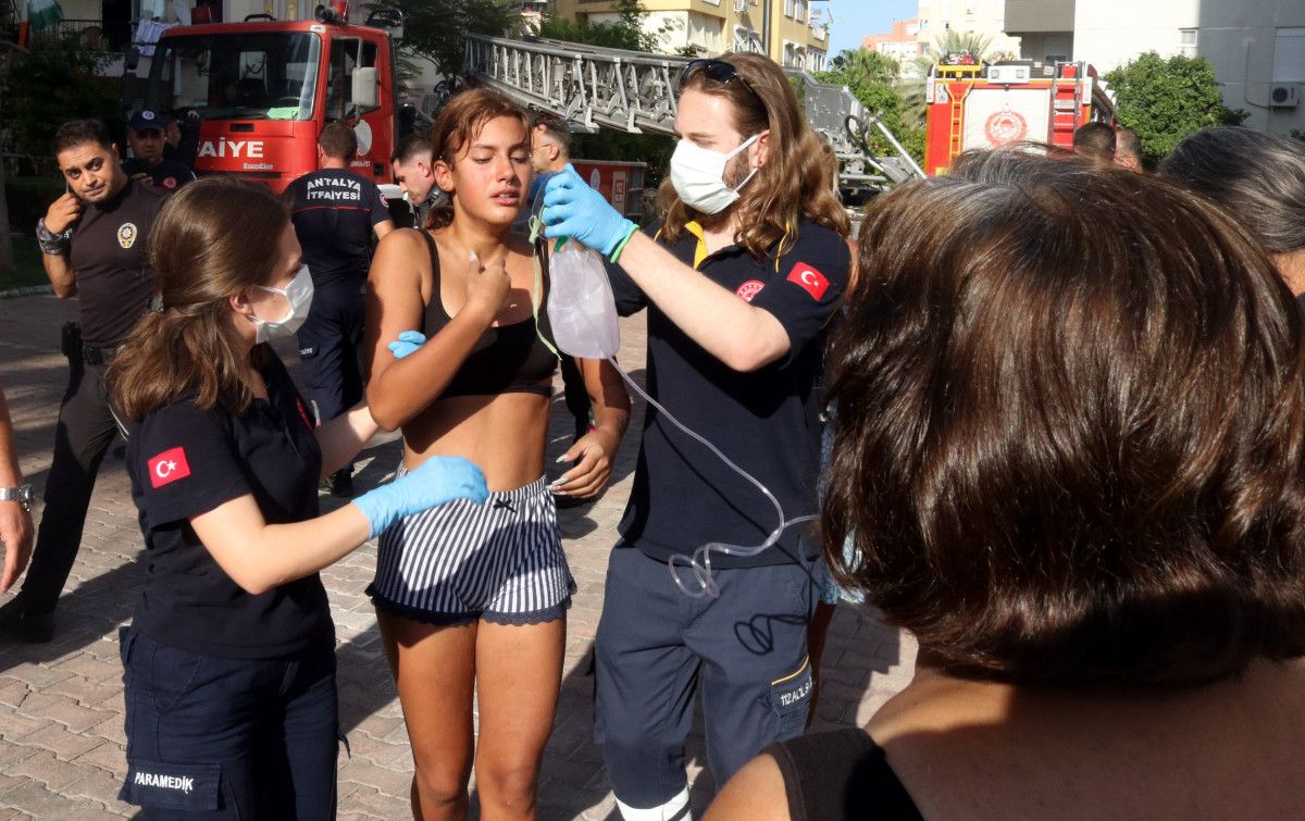 Antalya’da yangın: Genç kız ile 2 kedisi sepetli merdivenle kurtarıldı #1