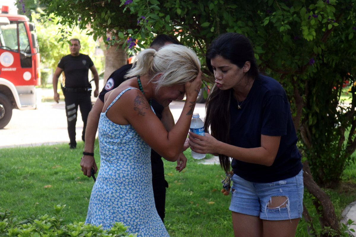 Antalya’da yangın: Genç kız ile 2 kedisi sepetli merdivenle kurtarıldı #10