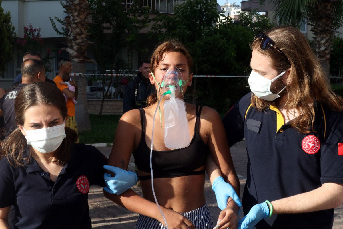 Antalya’da yangın: Genç kız ile 2 kedisi sepetli merdivenle kurtarıldı #2