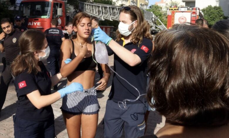 Antalya’da yangın: Genç kız ile 2 kedisi sepetli merdivenle kurtarıldı