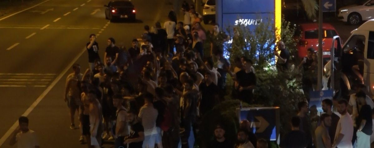 Trabzonspor taraftarları, FC Kopenhag’ın kaldığı otelin önünde gösteri yaptı #2
