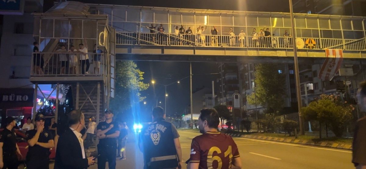 Trabzonspor taraftarları, FC Kopenhag’ın kaldığı otelin önünde gösteri yaptı #3