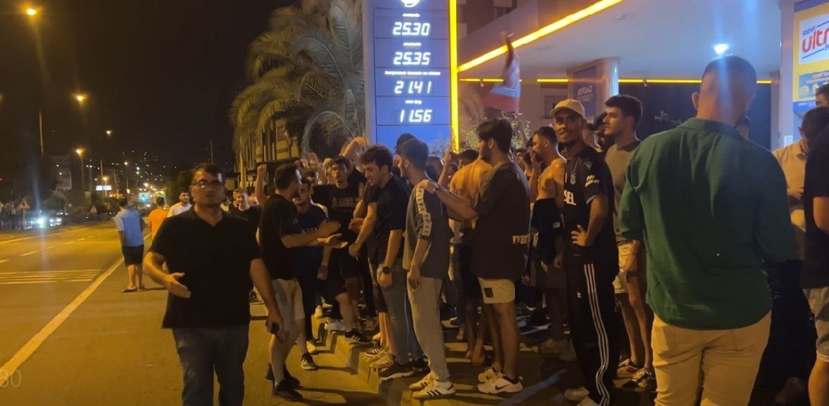 Trabzonspor taraftarları, FC Kopenhag’ın kaldığı otelin önünde gösteri yaptı #1