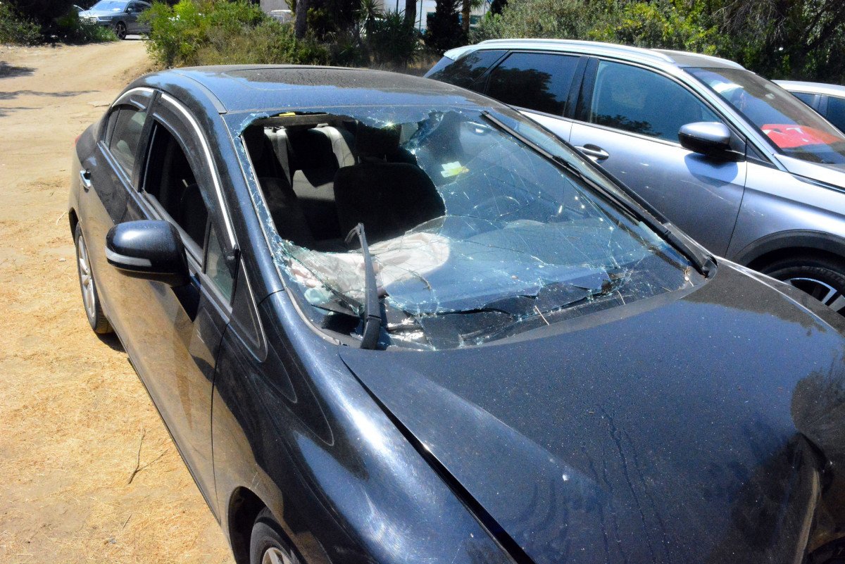 Antalya da tatilinin ilk saatinde şaşkına döndü: Otel çalışanı arabasını çarptı #4