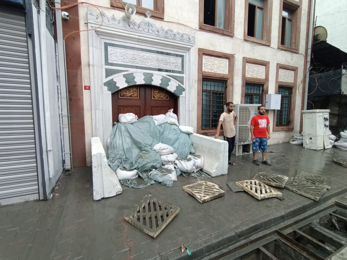 İstanbul da su baskınına karşı camiye kum torbalı önlem #2