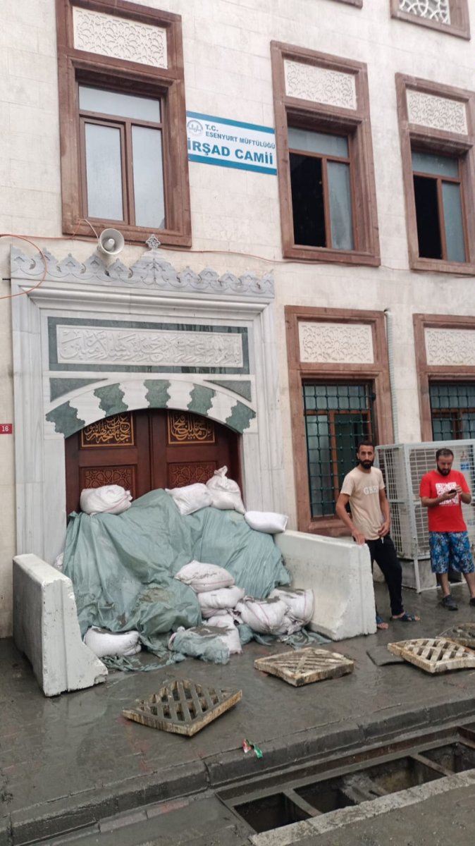 İstanbul da su baskınına karşı camiye kum torbalı önlem #4
