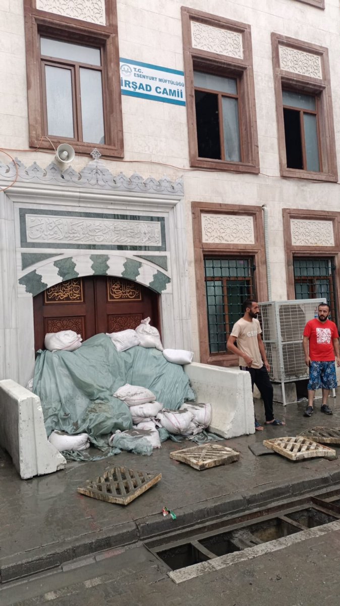 İstanbul da su baskınına karşı camiye kum torbalı önlem #3