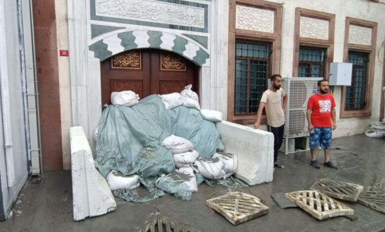İstanbul'da su baskınına karşı camiye kum torbalı önlem