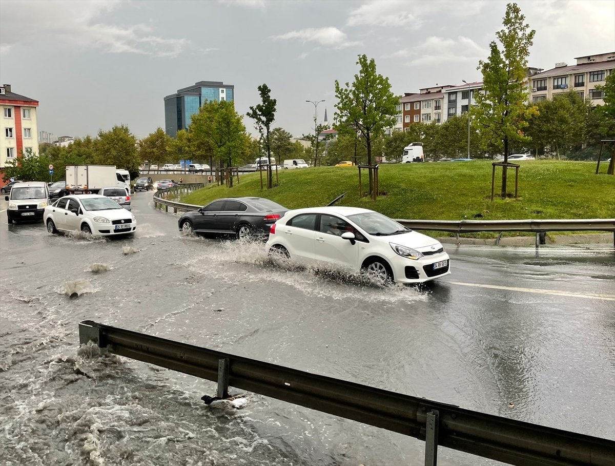 İstanbul da yağmur nedeniyle su baskınları yaşanıyor #9