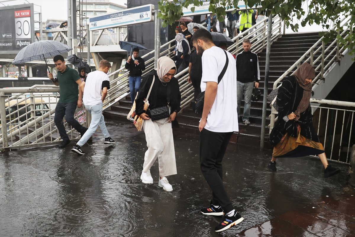 İstanbul da yağmur nedeniyle su baskınları yaşanıyor #6