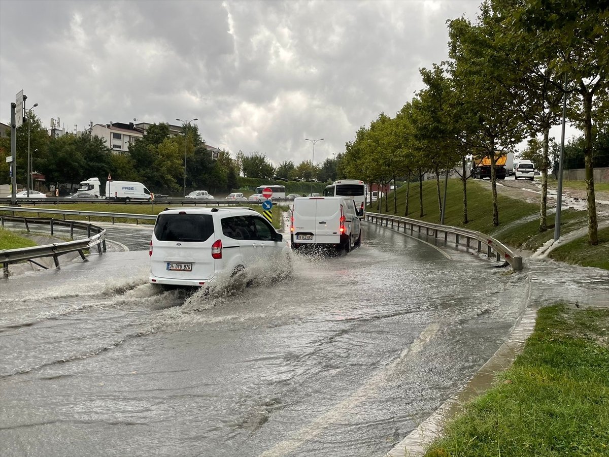 İstanbul da yağmur nedeniyle su baskınları yaşanıyor #8