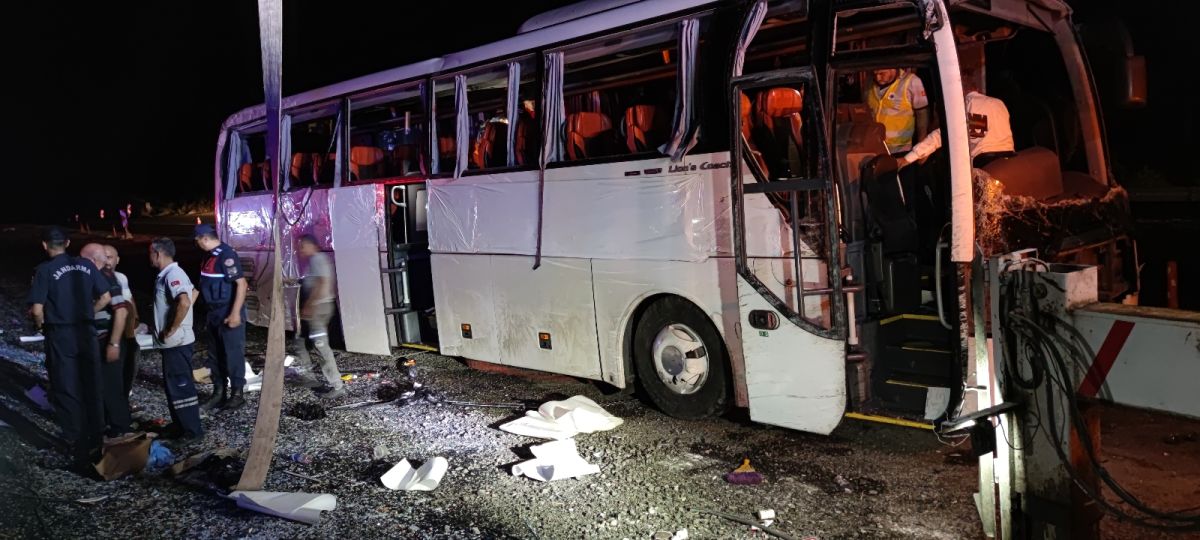 Denizli de yolcu otobüsü kaza yaptı: 2’si ağır 28 yaralı #2