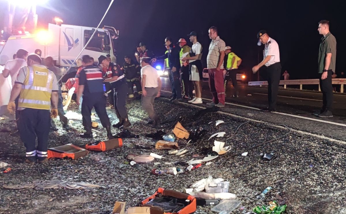 Denizli de yolcu otobüsü kaza yaptı: 2’si ağır 28 yaralı #1