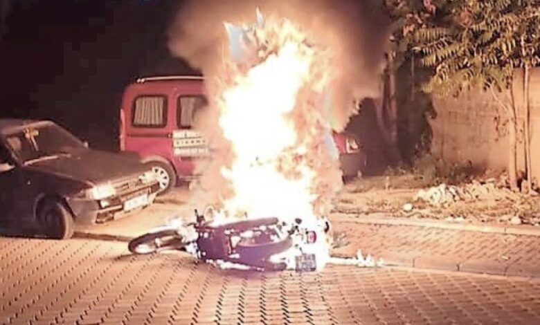 Denizli'de seyir halindeki motosiklet yandı