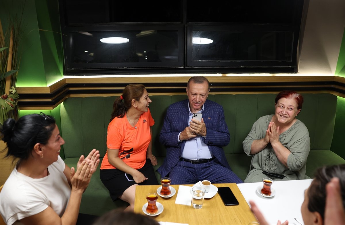Cumhurbaşkanı Erdoğan vatandaşlarla pastanede sohbet etti #6