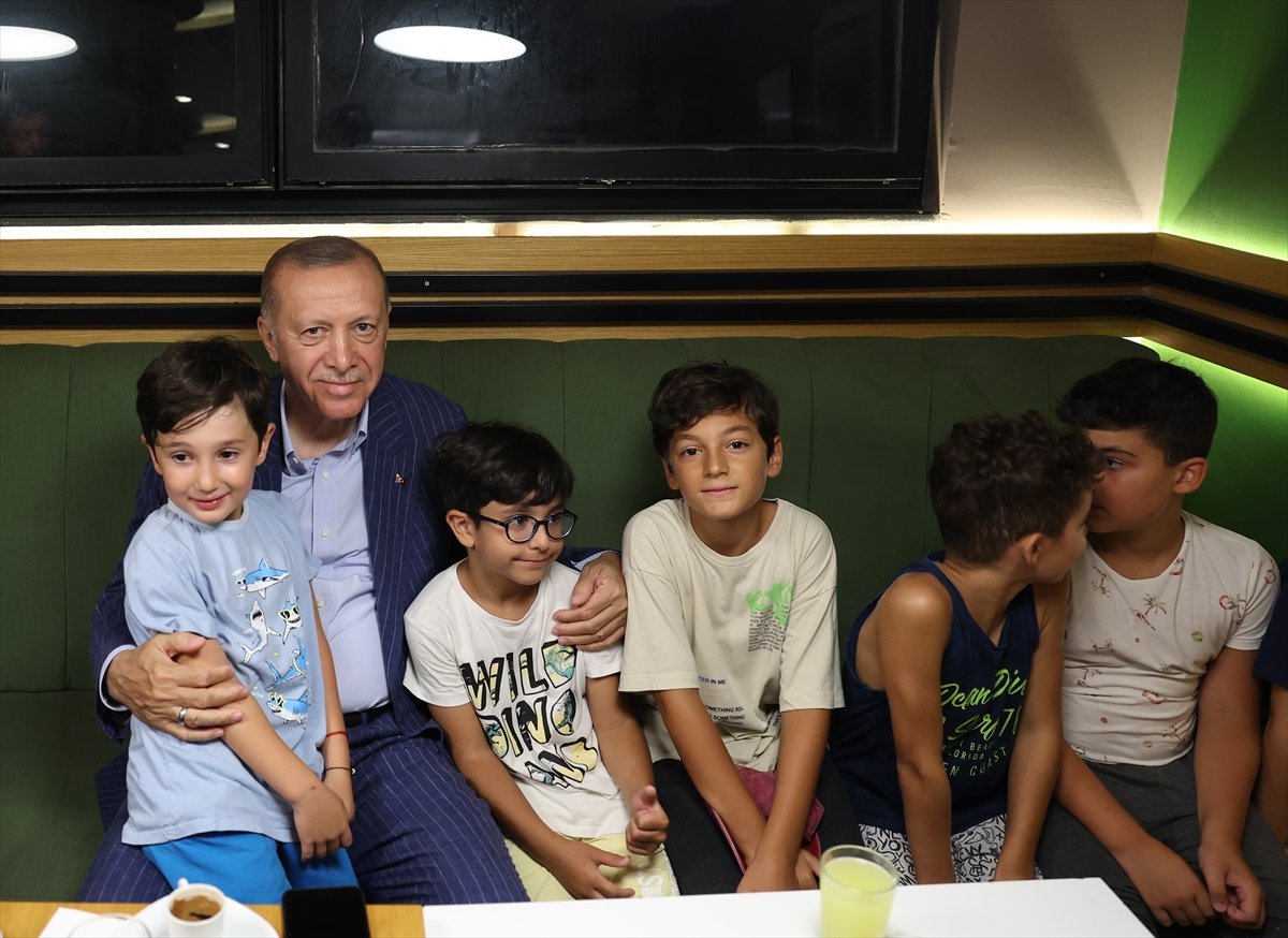 Cumhurbaşkanı Erdoğan vatandaşlarla pastanede sohbet etti #3