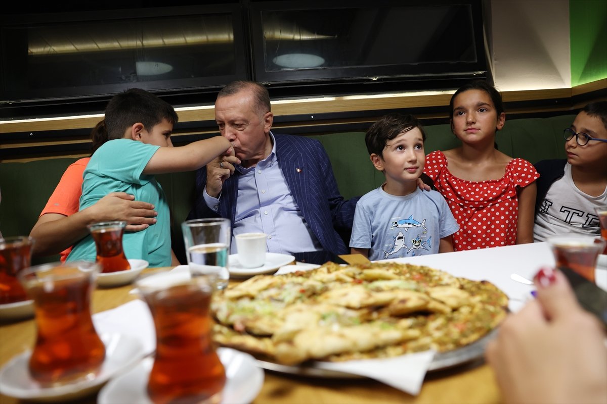 Cumhurbaşkanı Erdoğan vatandaşlarla pastanede sohbet etti #2