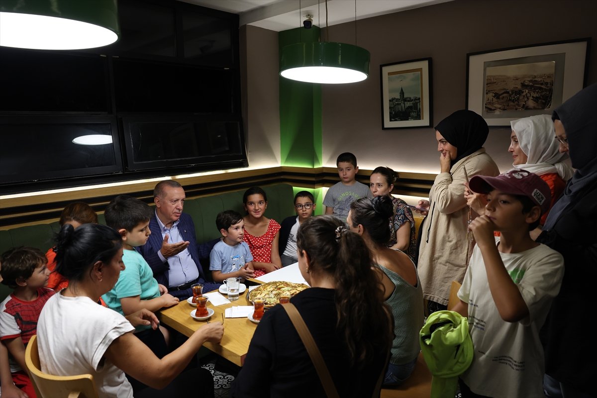 Cumhurbaşkanı Erdoğan vatandaşlarla pastanede sohbet etti #1