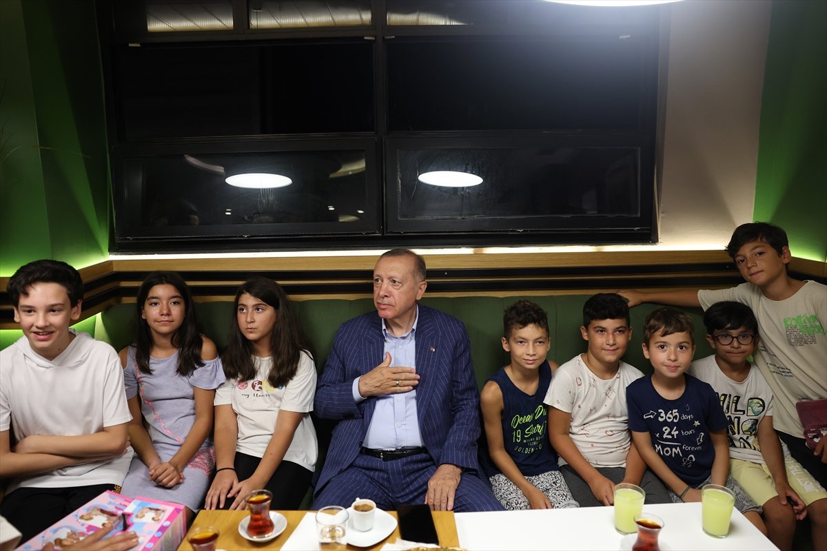 Cumhurbaşkanı Erdoğan vatandaşlarla pastanede sohbet etti #5