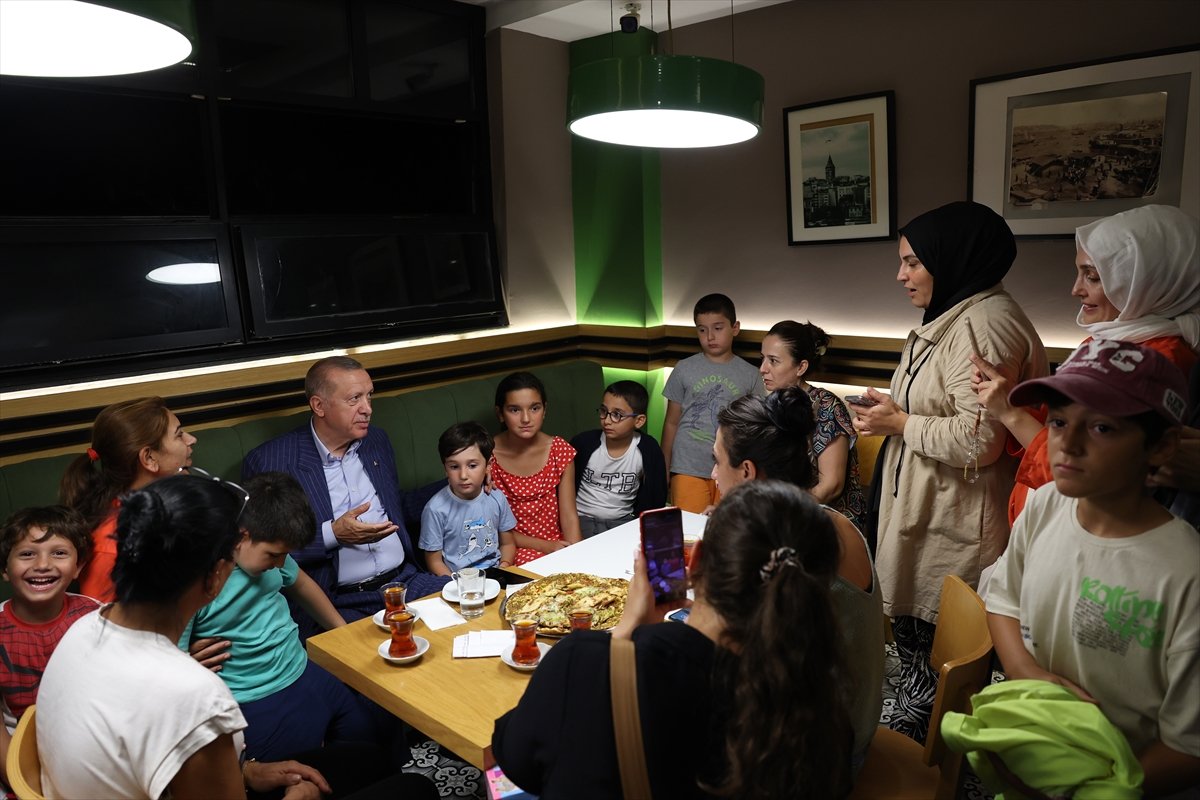 Cumhurbaşkanı Erdoğan vatandaşlarla pastanede sohbet etti #4