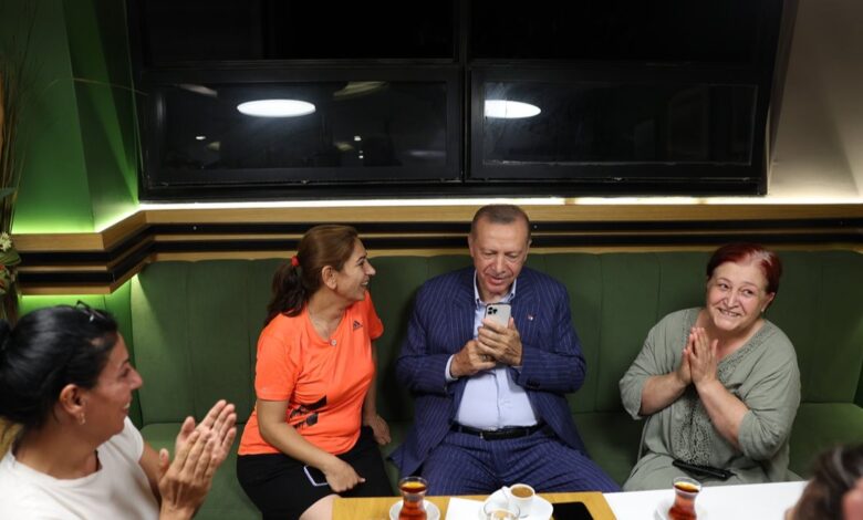 Cumhurbaşkanı Erdoğan vatandaşlarla pastanede sohbet etti