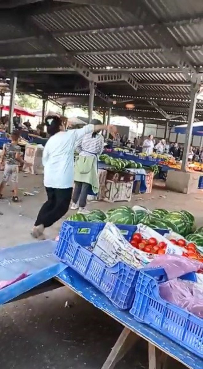 Kastamonu da pazarda kadınların sebze savaşı #4