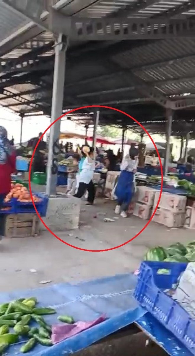 Kastamonu da pazarda kadınların sebze savaşı #6