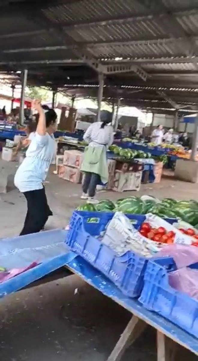 Kastamonu da pazarda kadınların sebze savaşı #5