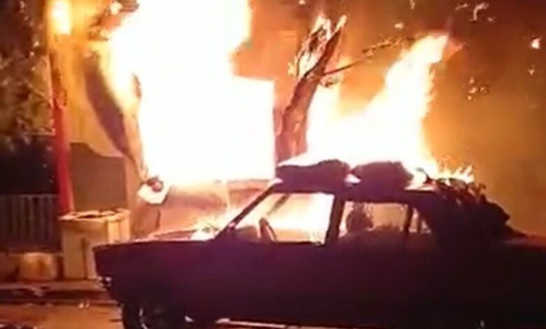 Manisa'da depoda çıkan yangın otomobillere sıçradı