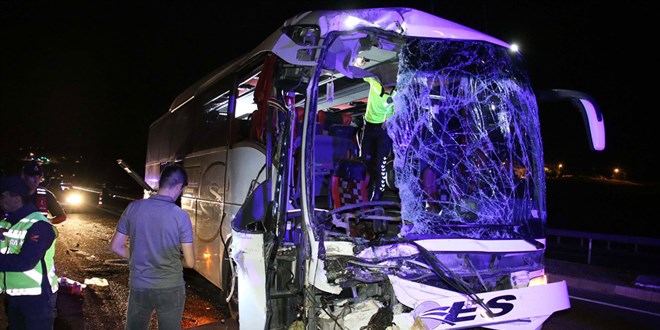 Acı kaza haberi geldi: Yolcu otobüsü tıra arkadan çarptı! Ölü ve yaralılar var