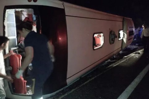 Bir kötü haber de Denizli’den geldi: dolu yolcu otobüsü devrildi! 34 yolcudan 28’i..