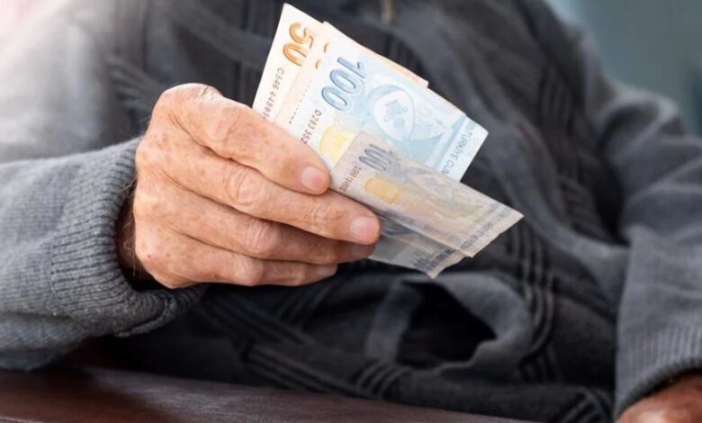 Emekli maaşı olan herkese 1.750 TL para veriliyor! Ödemeler başladı: Emeklilerin maaş hesabına peşin para yatıyor