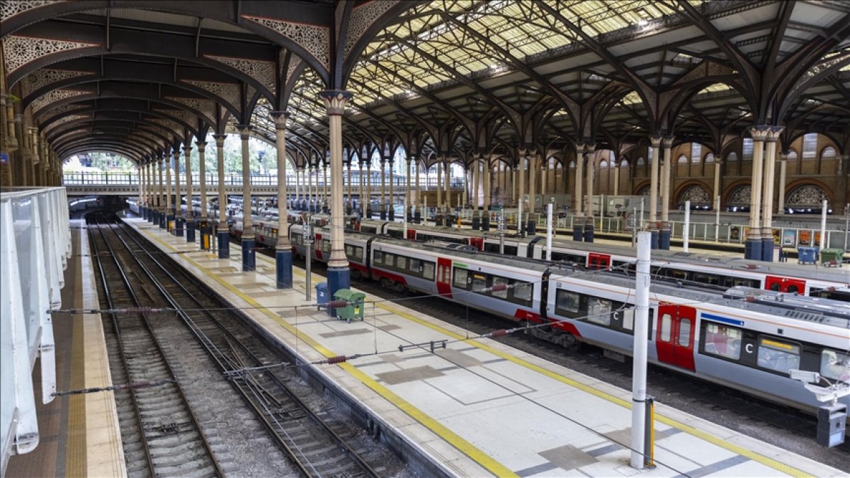 İngiltere de tren sürücülerinin greve gitmesi ulaşımı felç etti #1