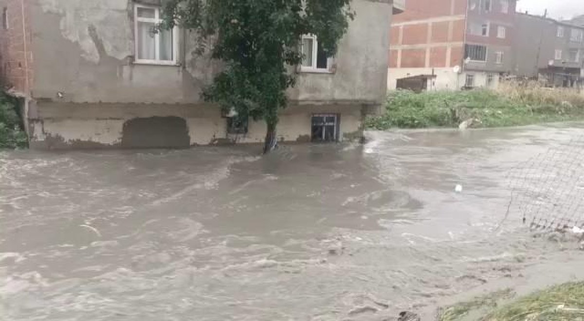 İstanbul da yağmur nedeniyle su baskınları yaşanıyor #3
