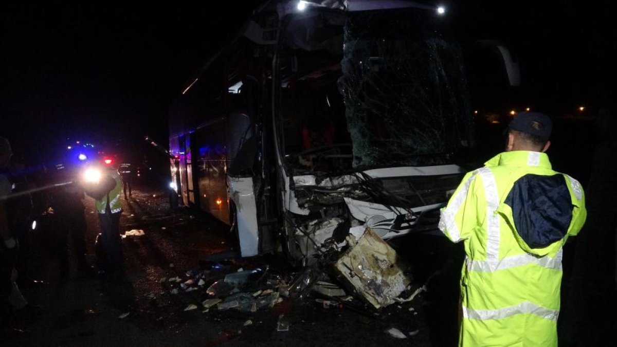 Uşak ta tıra çarpan otobüsdeki 43 kişi yaralanırken muavin öldü #4