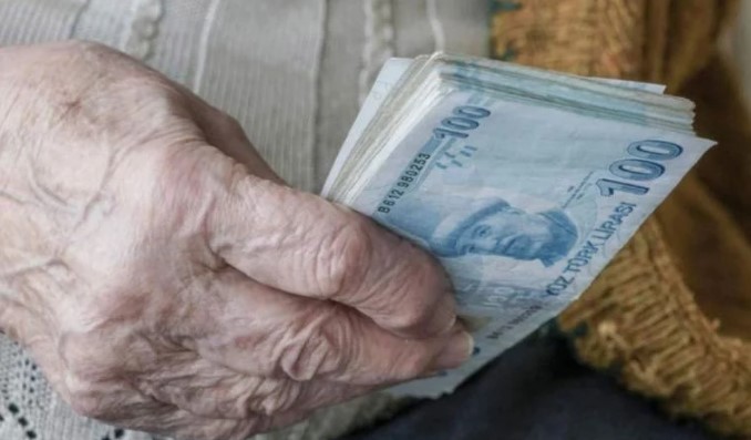 Yarın emekliler kuyruk oluşturacak! Emeklilere 8.250 TL ödemeler başladı: Anında hesaplara yatıyor