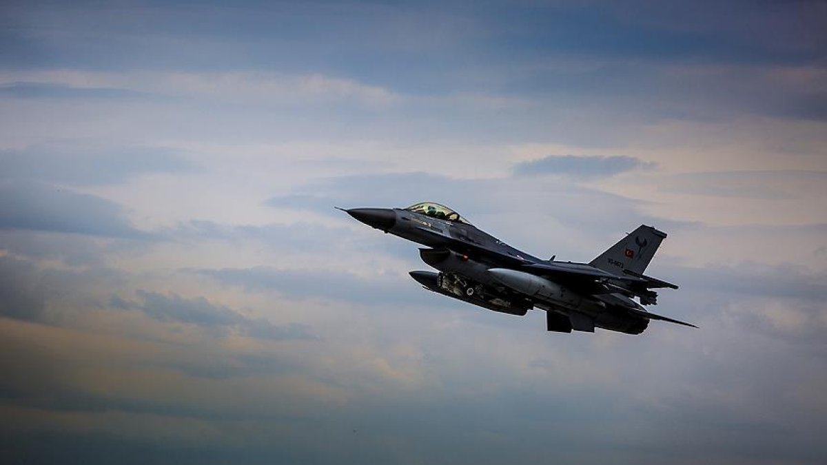 Yunan uçaklarından Türk F-16 larına taciz #1