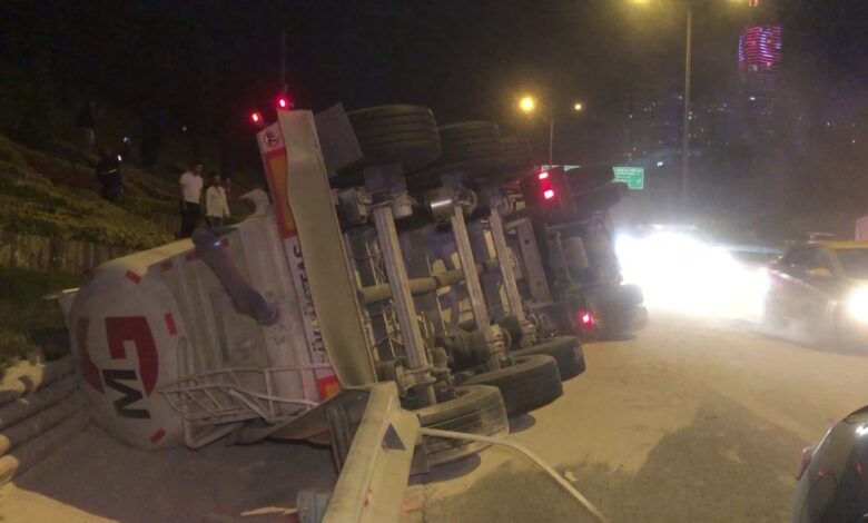 Ataşehir'de beton mikseriyle minibüs çarpıştı: 2 yaralı