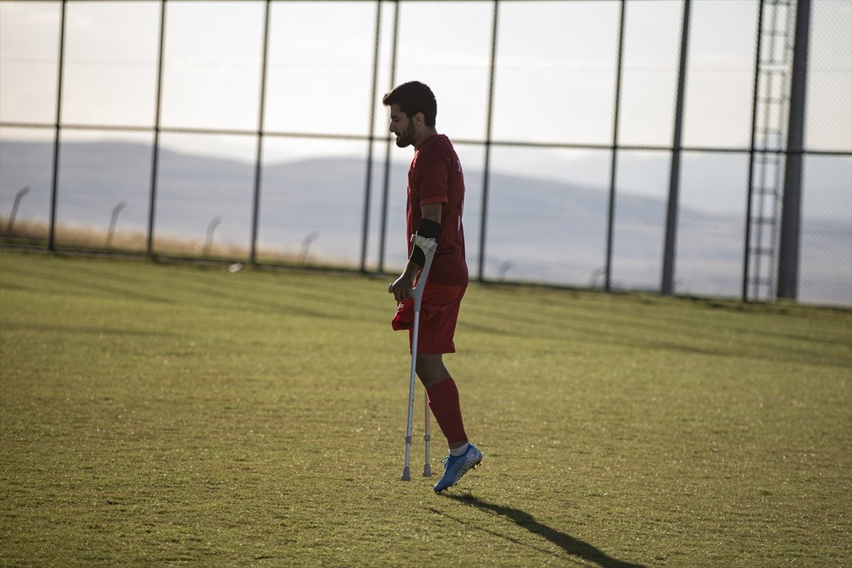 Van depreminde ayağını kaybeden Okan Şahiner in milli futbolculuk hikayesi #1