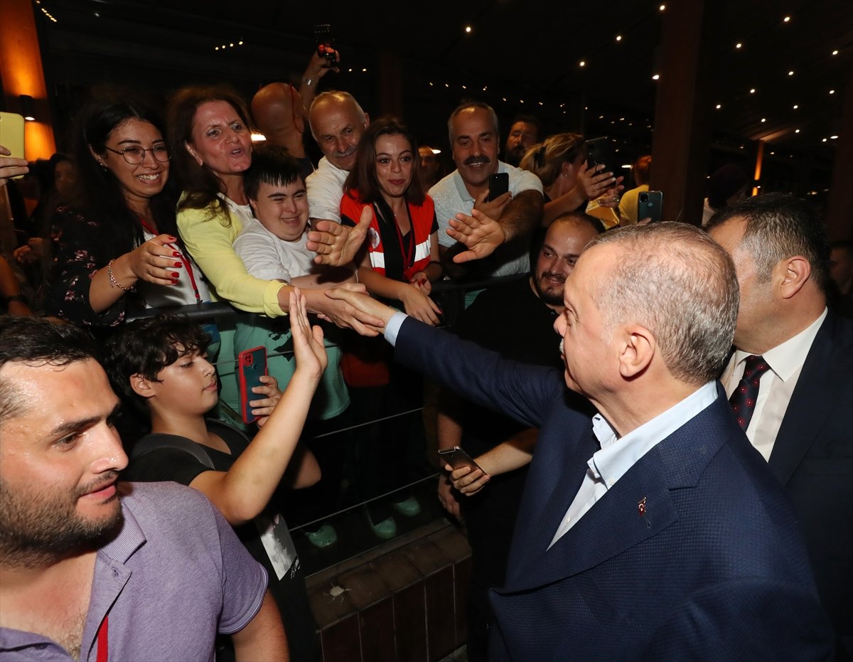 Cumhurbaşkanı Erdoğan gençlere çay ısmarladı #5