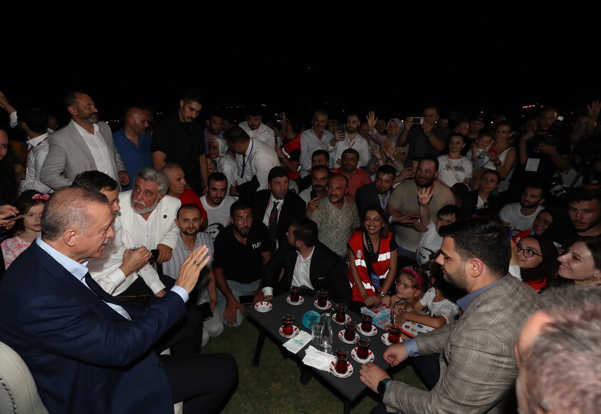 Cumhurbaşkanı Erdoğan gençlere çay ısmarladı #6