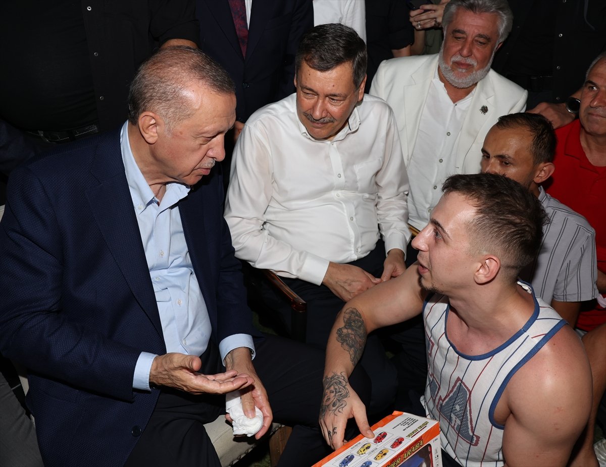 Cumhurbaşkanı Erdoğan gençlere çay ısmarladı #2