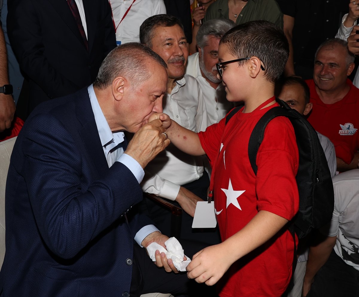 Cumhurbaşkanı Erdoğan gençlere çay ısmarladı #3