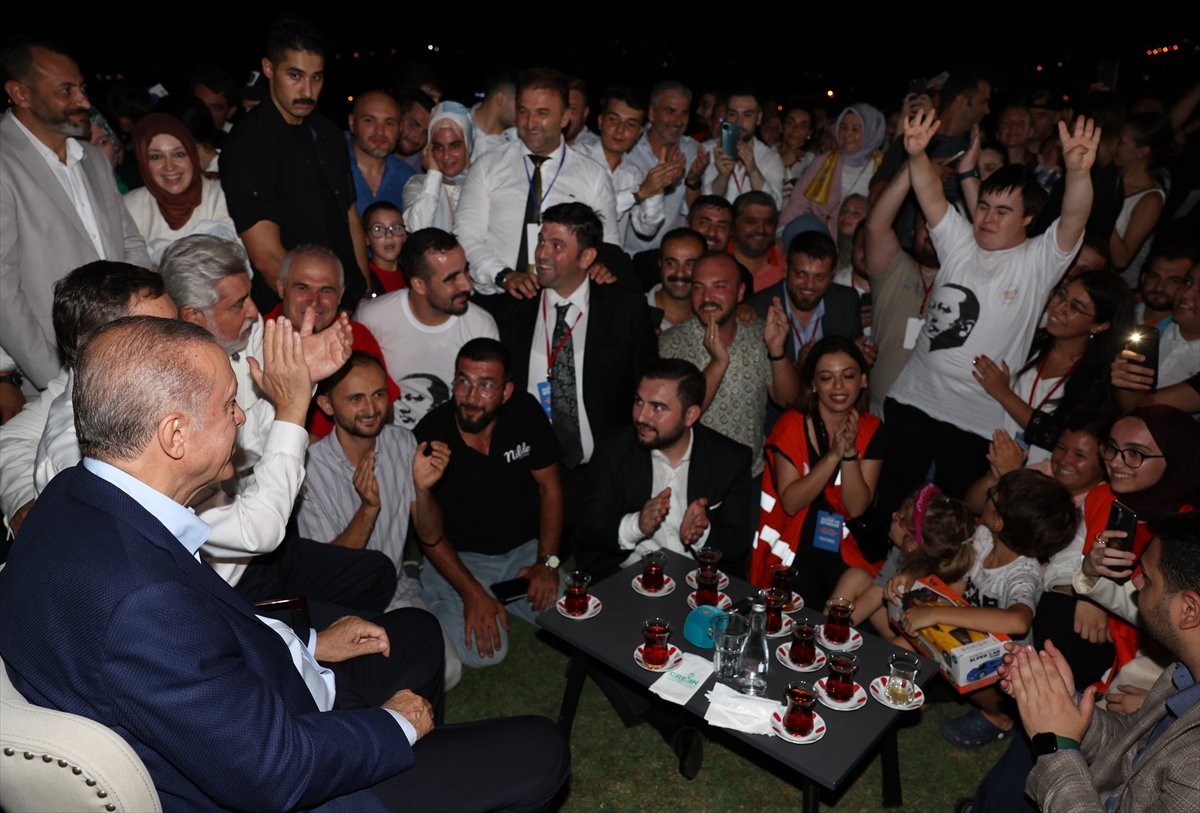 Cumhurbaşkanı Erdoğan gençlere çay ısmarladı #4