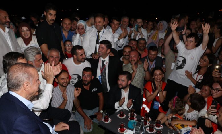 Cumhurbaşkanı Erdoğan gençlere çay ısmarladı