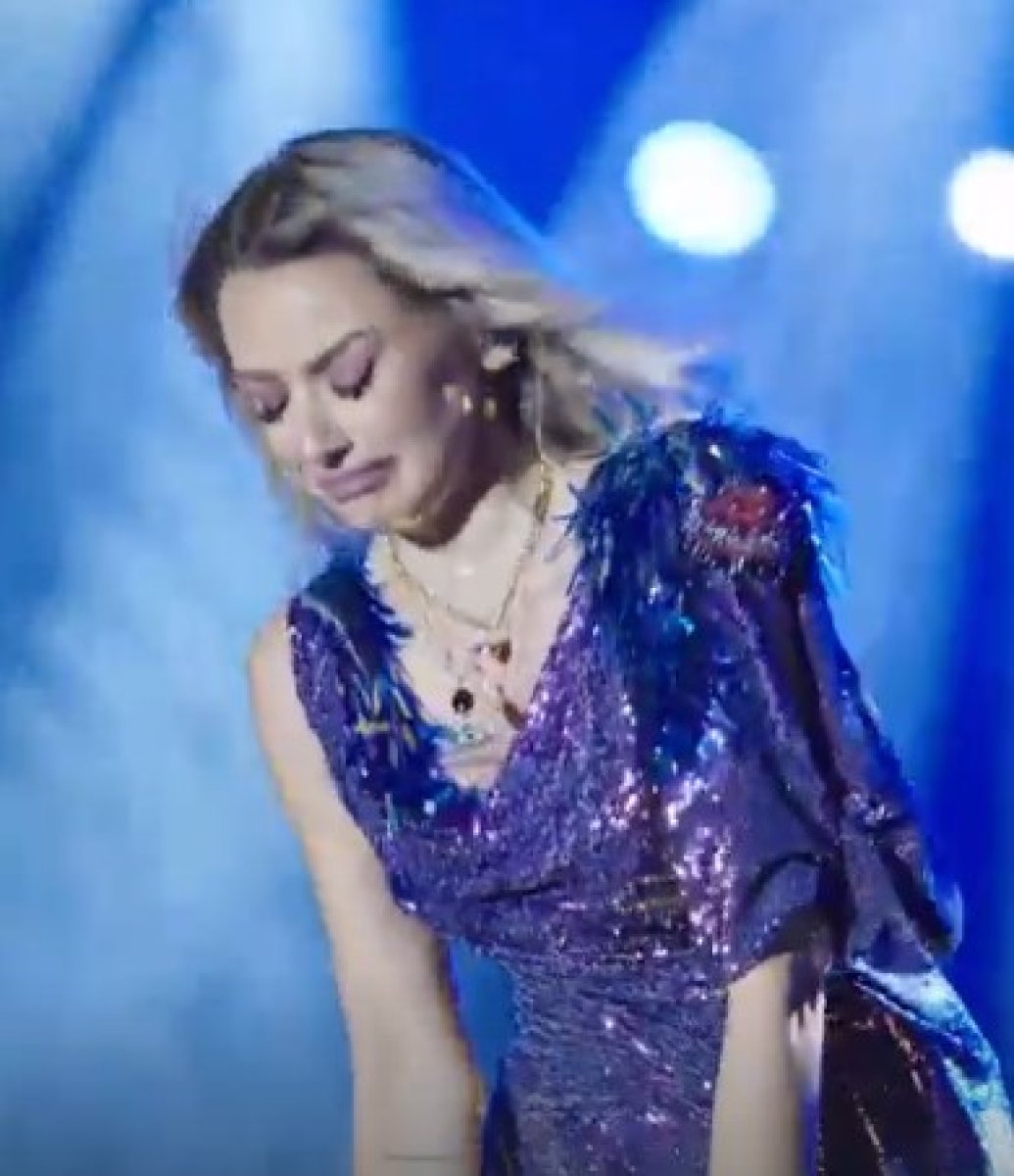Hadise, sahnede ağladı #2